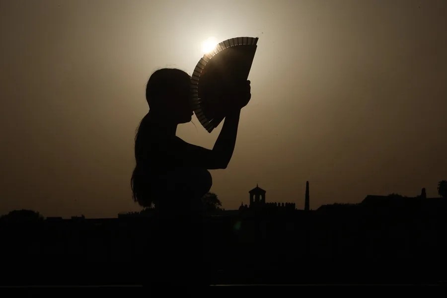 Una persona se abanica al atardecer en Córdoba