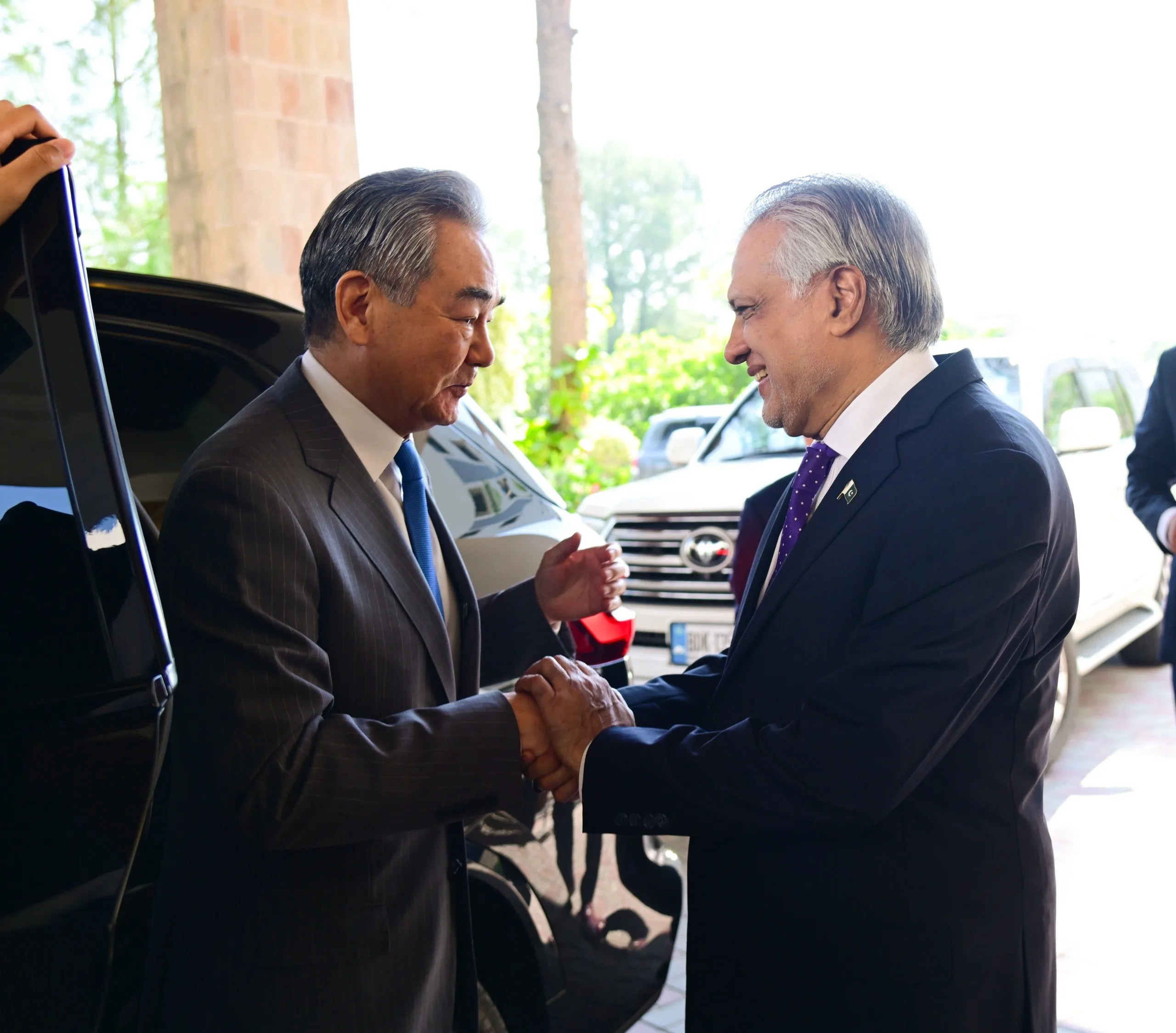 Una foto facilitada por la Oficina de Asuntos Exteriores de Pakistán muestra al Viceprimer Ministro y Ministro de Asuntos Exteriores de Pakistán, el senador Mohammad Ishaq Dar (R), saludando al Ministro de Asuntos Exteriores de la República Popular China, Wang Yi (L), en Islamabad, Pakistán.