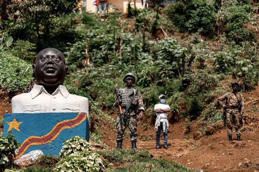 n soldado del grupo armado M23 hace guardia junto a una estatua del expresidente del Congo Laurent Kabila en Bukavu, Kivu del Sur, República Democrática del Congo