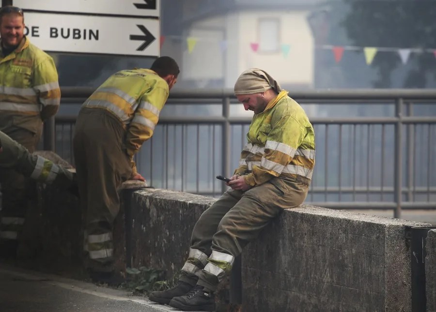 Brigadas y bomberos de Alicante y Valencia, asisten para colaborar en la extinción del incendio forestal en Igüeña y Colinas del Campo.