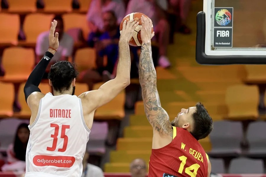 Willy Hernangómez (d) de España en acción contra Goga Bitadze de Georgia durante el FIBA ​​EuroBasket 2025.