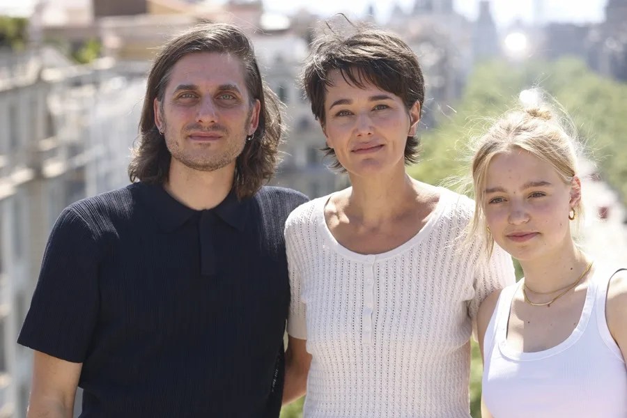 El filme 'Baja de Paternidad', dirigido por Alissa Jung (c) con el actor italiano Luca Marinelli (i) y la debutante actriz alemana Juli Grabenhenrich (d).