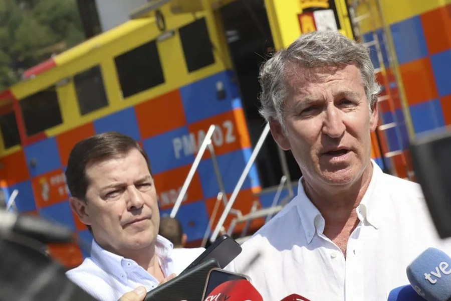 El líder del PP, Alberto Núñez Feijóo (d),