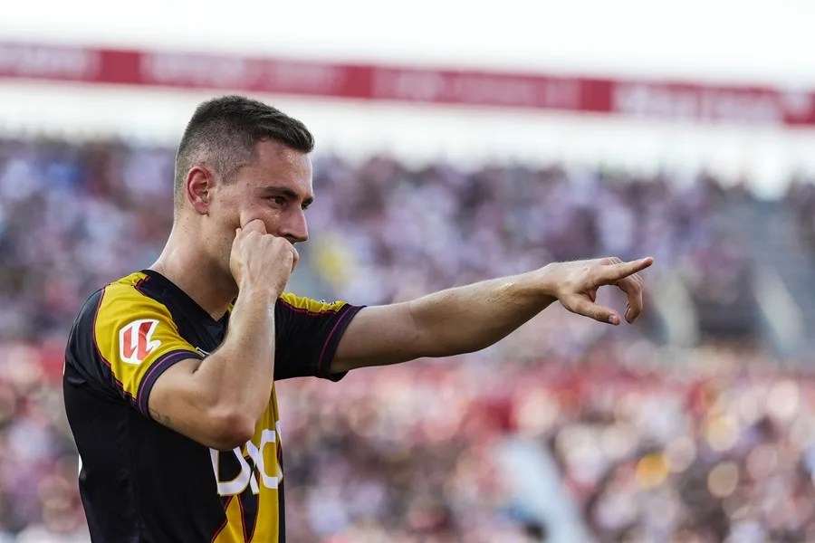 El delantero del Rayo Jorge de Frutos celebra tras anotar el primer gol del equipo