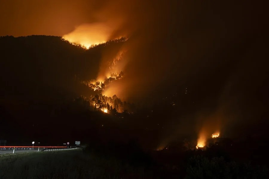 Las llamas devoran todo a su paso en el incendio forestal en A Rúa (Ourense).