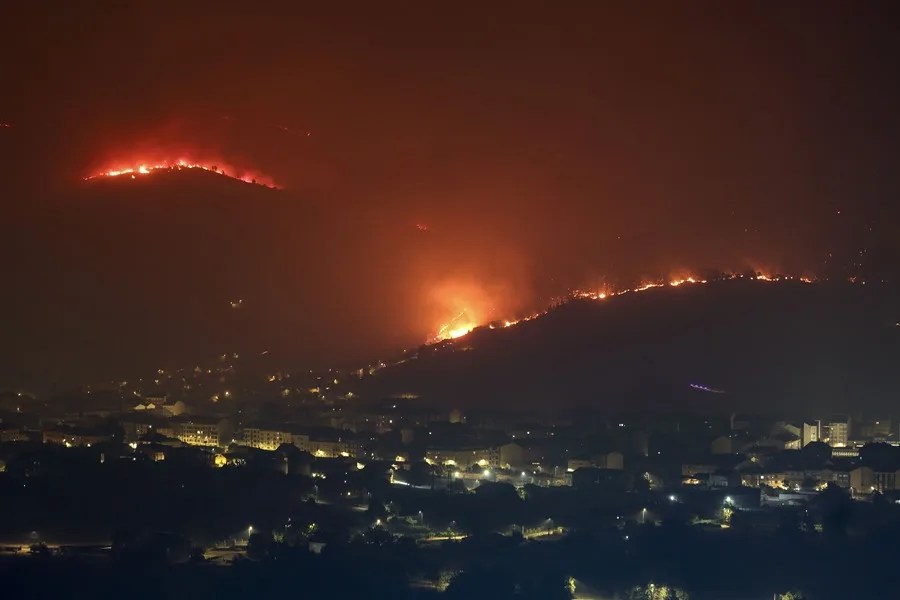 Vista de las llamas en Vilamartin de Valdeorras y O Barco de Valdeorras mientras continúa activo el incendio forestal de A Rúa (Ourense).