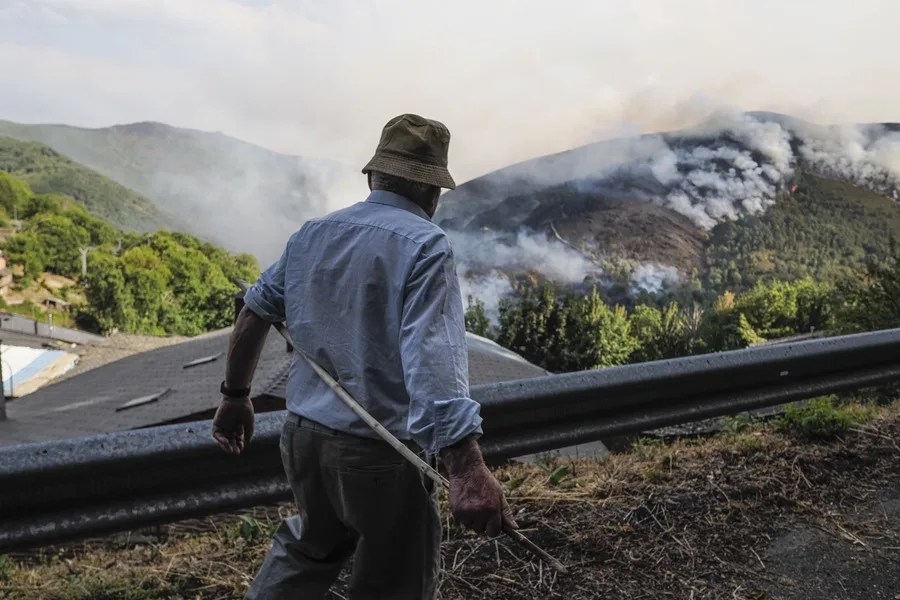 El incendio forestal originado en Larouco (Ourense)
