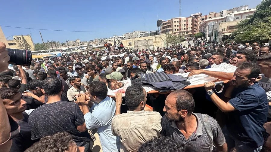 Personas cargan el ataúd del periodista palestino Hossam Al-Masri, quien murió en un ataque aéreo israelí contra el Hospital Nasser en Khan Younis