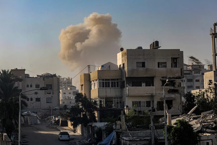 Humo se eleva tras un ataque aéreo israelí durante una operación militar en el barrio de Al Sabra de la ciudad de Gaza