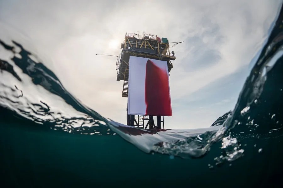 Greenpeace instala una obra de Kapoor en una plataforma de Shell en el mar del Norte.