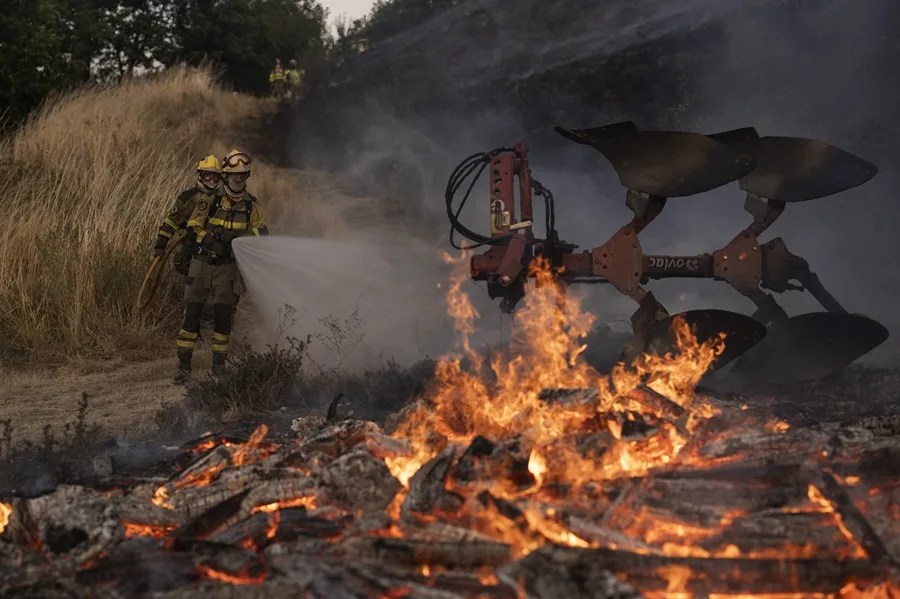 Los bomberos durante las labores de extinción del incendio de Monterrei (Ourense).