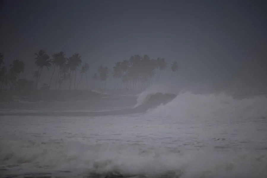 EE.UU. ordena evacuaciones en islas de Carolina del Norte ante el enorme huracán Erin