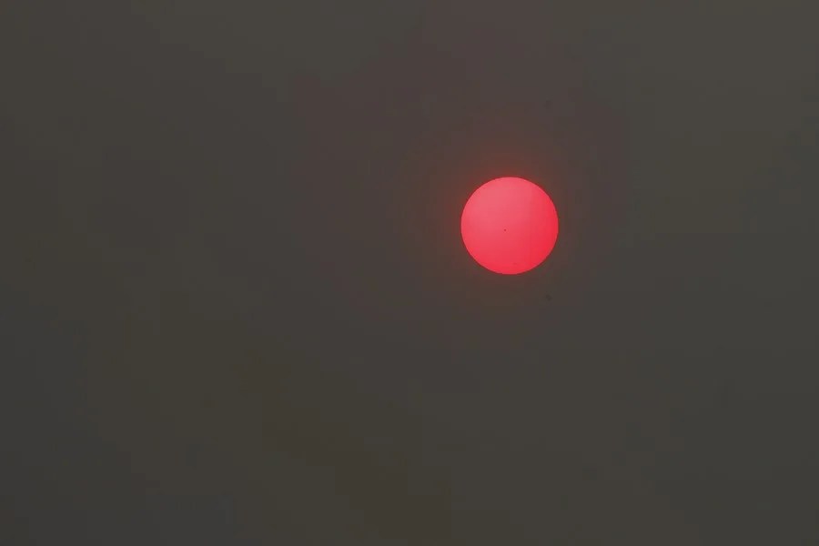 En la imagen Sol rojo por el humo del incendio en Pobra de Brollón-Quiroga