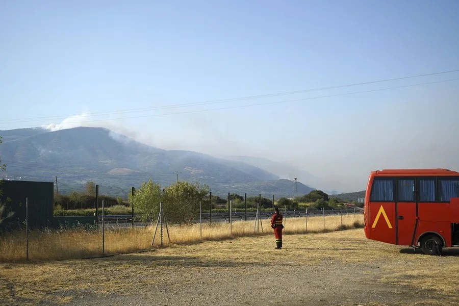 Un miembro de la Unidad Militar de Emergencias (UME) observa el humo que sale de una montaña este jueves en la localidad de La Granja (Cáceres).