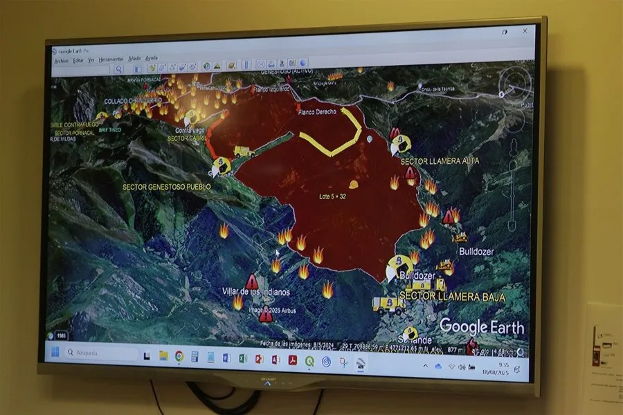 Un monitor muestra el incendio de la zona de Generoso (Asturias),