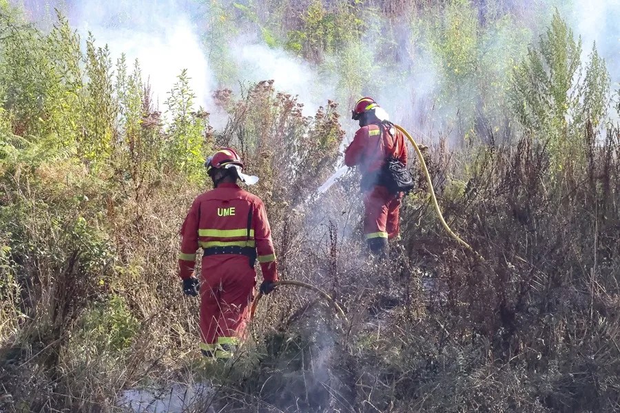 Efectivos de la UME trabajan para extinguir el incendio forestal en Corme aldea, en el ayuntamiento de Ponteceso este miércoles.