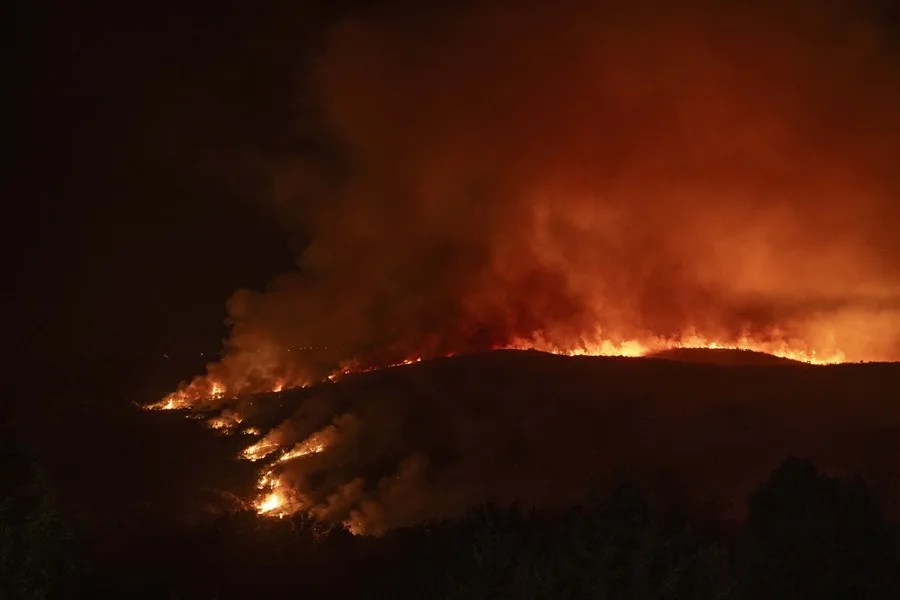 Vista del incendio forestal de Oímbra (Ourense).