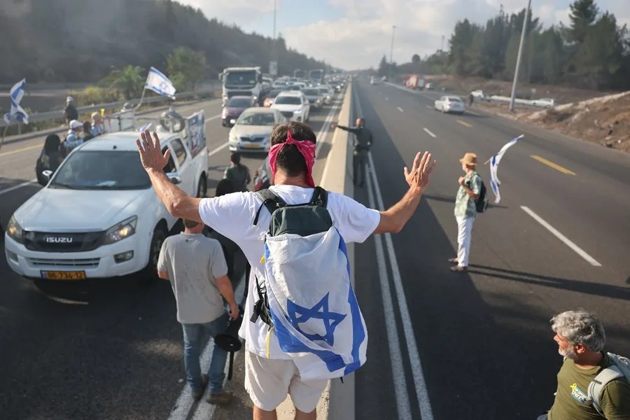 Manifestantes bloquean la carretera principal que conecta Tel Aviv con Jerusalén