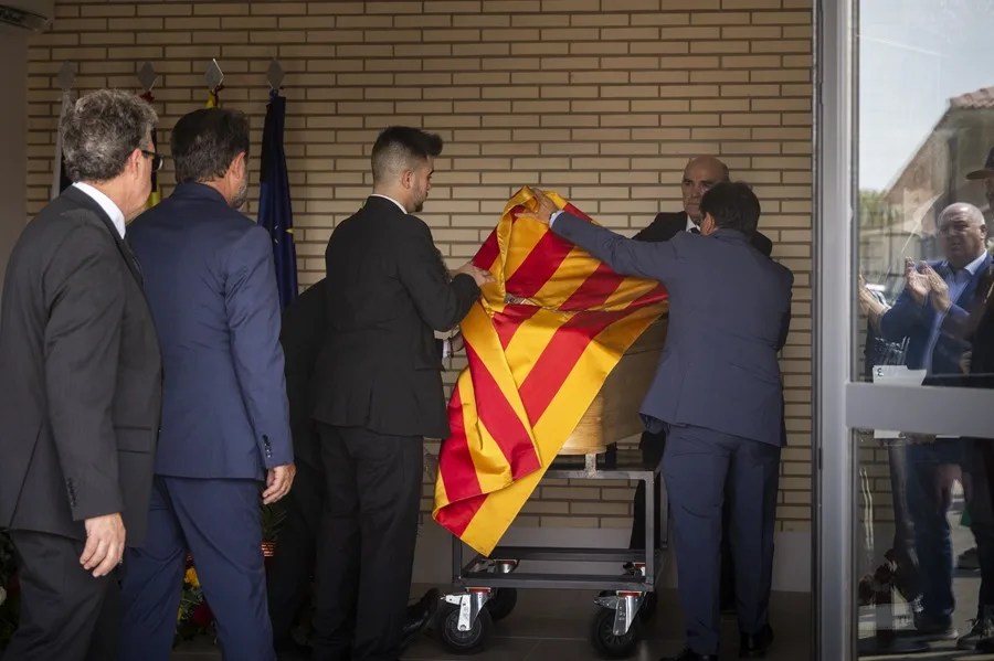 Colocan la bandera de Aragón sobre el féretro del expresidente de Aragón Javier Lambán, fallecido este pasado viernes. EFE/Toni Galán