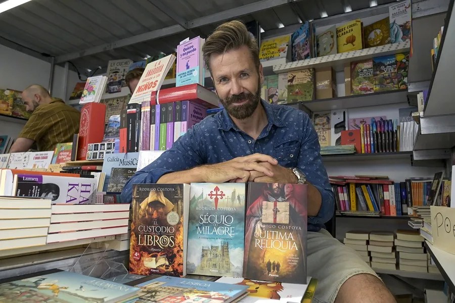 El escritor compostelano Rodrigo Costoya, posa para la agencia Efe durante la Feria del Libro de A Coruña