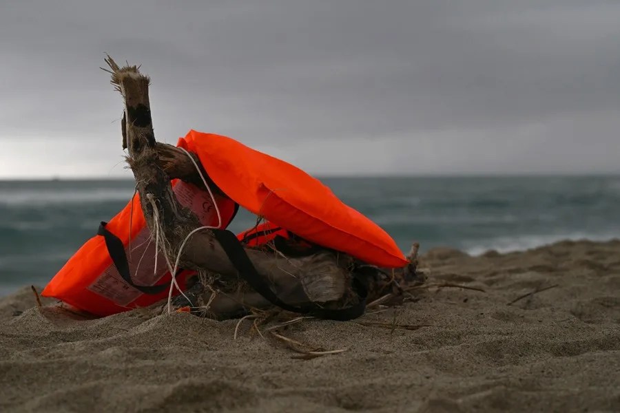 Un chaleco salvavidas es arrastrado por la corriente hasta una playa