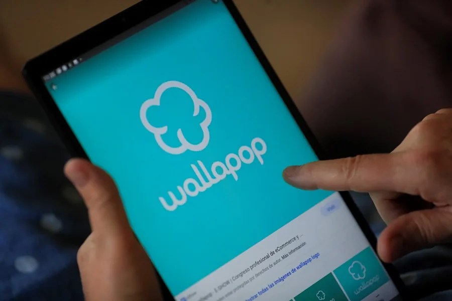 Un hombre utiliza la app gratuita Wallapop