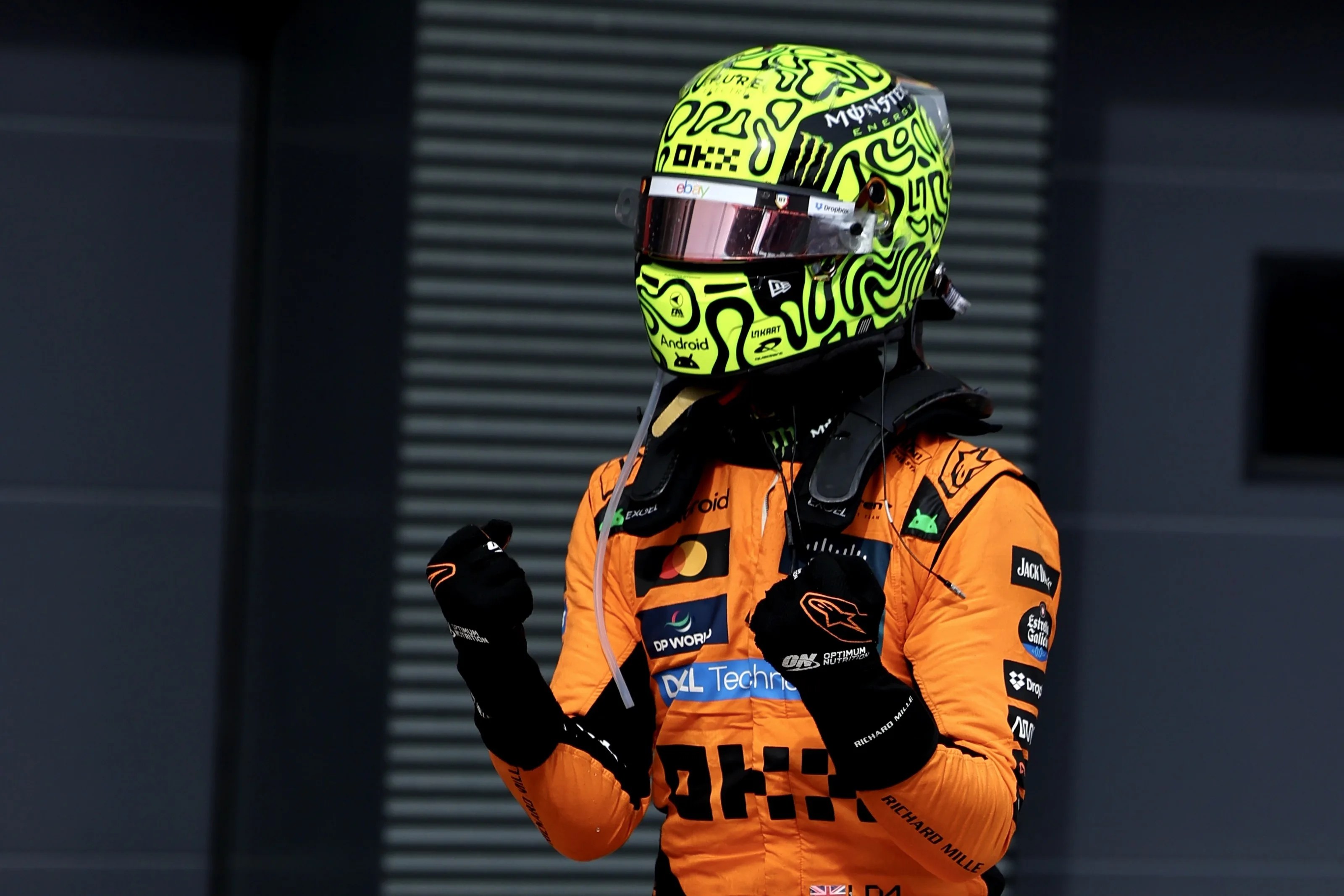 El piloto británico de McLaren, Lando Norris, celebra su victoria en el Gran Premio de Hungría de Fórmula 1.