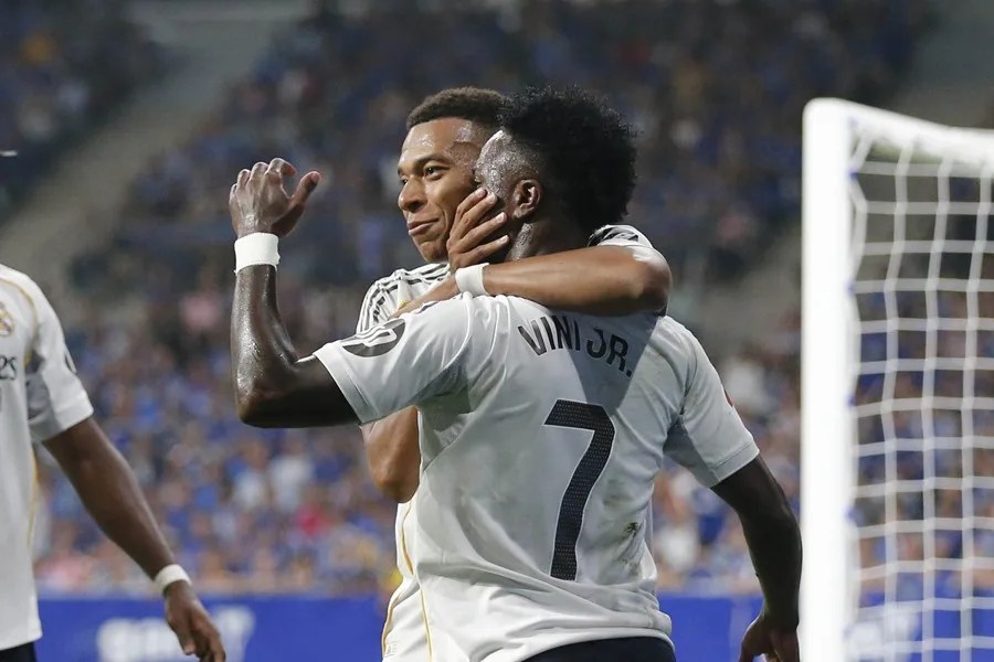 Los delanteros del Real Madrid Vinicius Junior (d) y Kylian Mbappé celebran uno de los goles