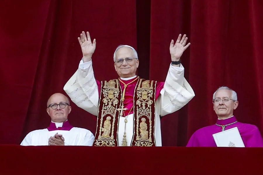 El recién elegido Papa León XIV, el cardenal estadounidense Robert Francis Prevost, bendice a los fieles desde la logia central de la Basílica de San Pedro, Ciudad del Vaticano, 8 de mayo