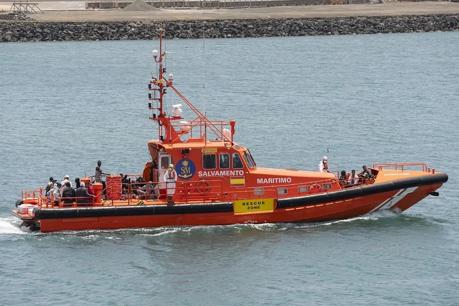 Una embarcación de Salvamento Marítimo rescata migrantes de una patera.