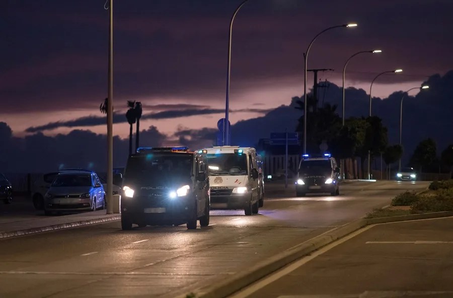 Furgones de la Policía Nacional llegan al puerto de Palma.