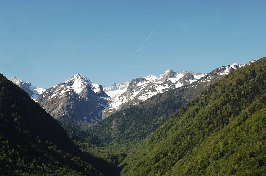 Vista del pico Aneto desde el mirador de Betla