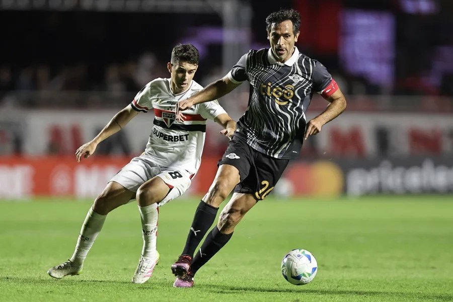 Roque Santa Cruz, a los 44 años, desafía al tiempo, feliz como 'hombre récord'