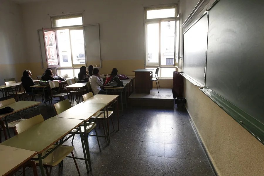 Los alumnos esperan en un aula del IES Lope de Vega de Madrid la llegada de su profesor