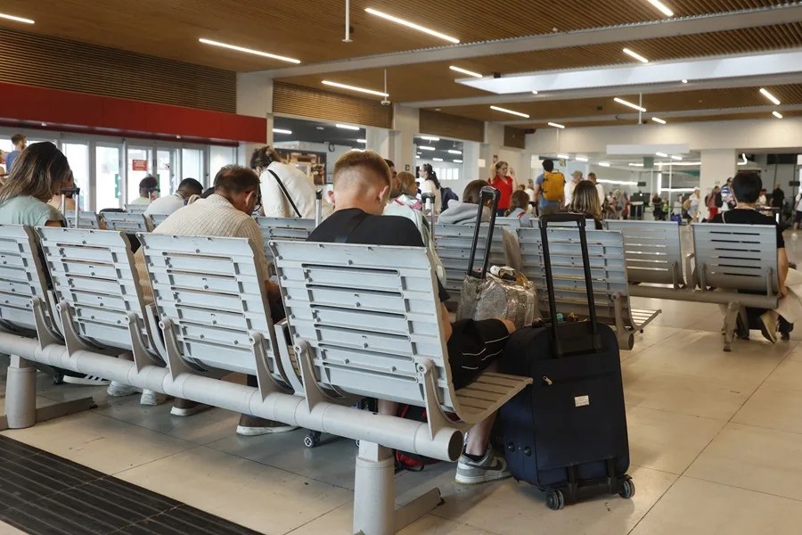 Pasajeros esperan en la estación de Chamartín