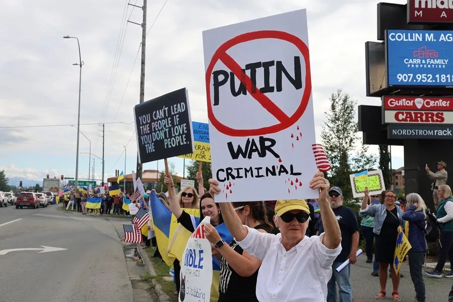 Personas participan en una protesta contra la reunión prevista entre el presidente estadounidense Donald Trump y su homólogo ruso Vladimir Putin en Anchorage, Alaska,