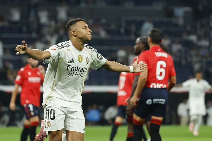 El delantero francés del Real Madrid Kylian Mbappé celebra su gol