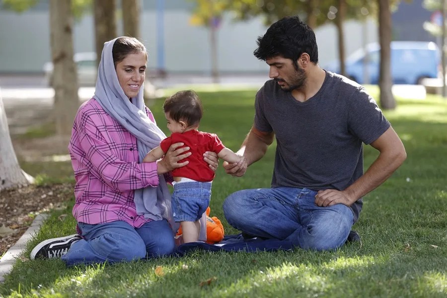 Arezo Rahimi (i) y Sameem Keyan llegaron a España hace un año en vuelos que evacuaron a afganos de la capital -Kabul- tomada por los talibanes.