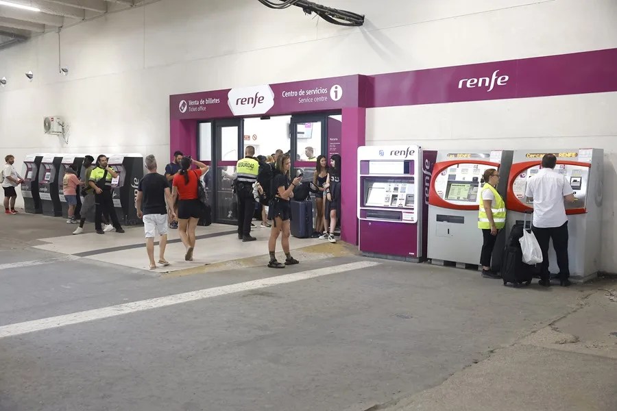 Viajeros a la espera en la estación de Chamartín en Madrid