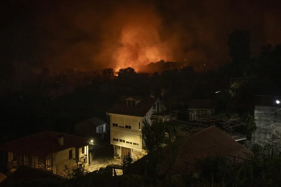 Vista del incendio forestal hoy sábado en Carballeda de Avia