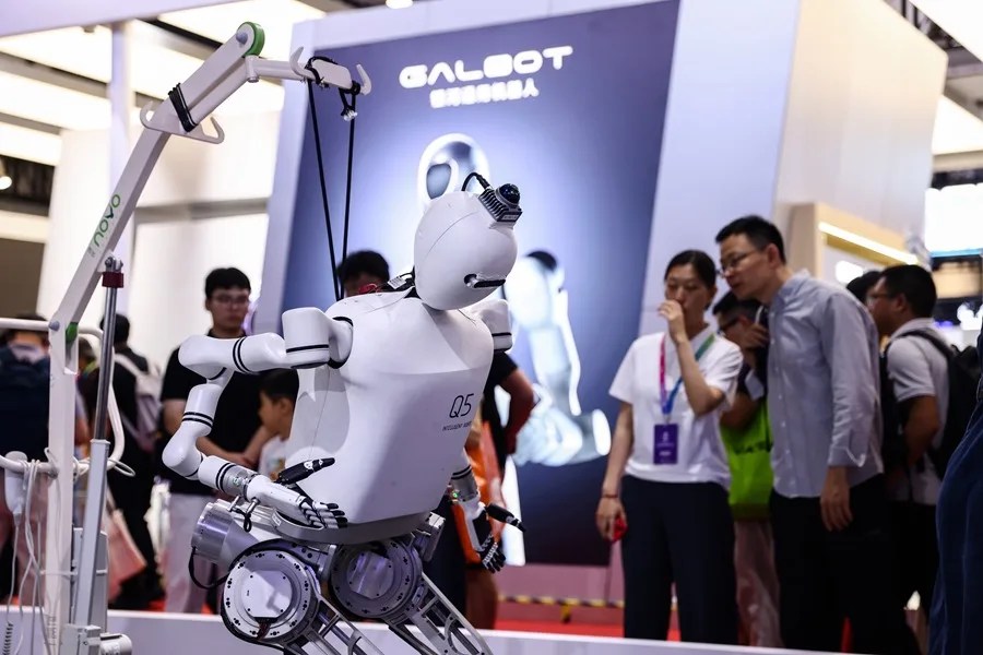 La gente observa un robot humanoide durante la Conferencia Mundial de Robótica 2025 (WRC), en Pekín