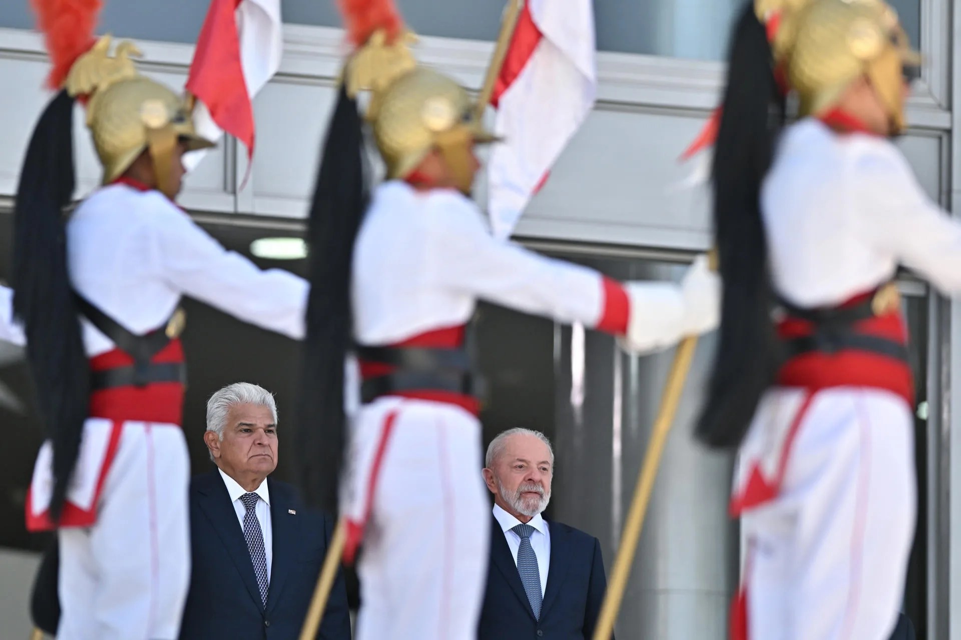 Brazilian President Luiz Inácio Lula da Silva (right) welcomed his Panamanian counterpart, José Raúl Mulino, to the Planalto Palace in Brasília, Brazil. August 28, 2025. EFE/Andre Borges