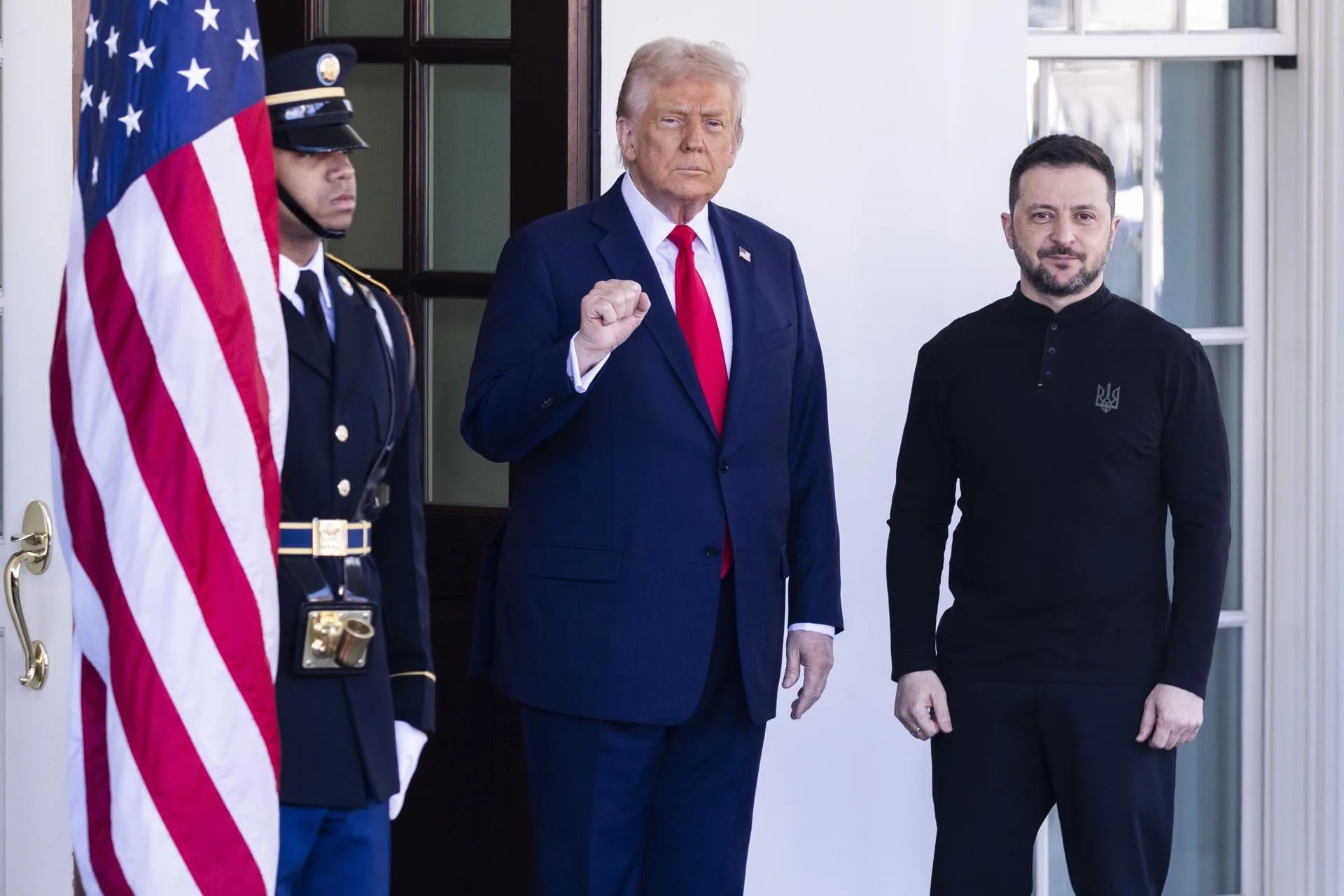 Fotografía de archivo del 28 de febrero de 2025 del presidente de Estados Unidos, Donald Trump (i), posando junto al presidente ucraniano, Volodymyr Zelensky, en la Casa Blanca. EFE/SHAWN THEW/ ARCHIVO