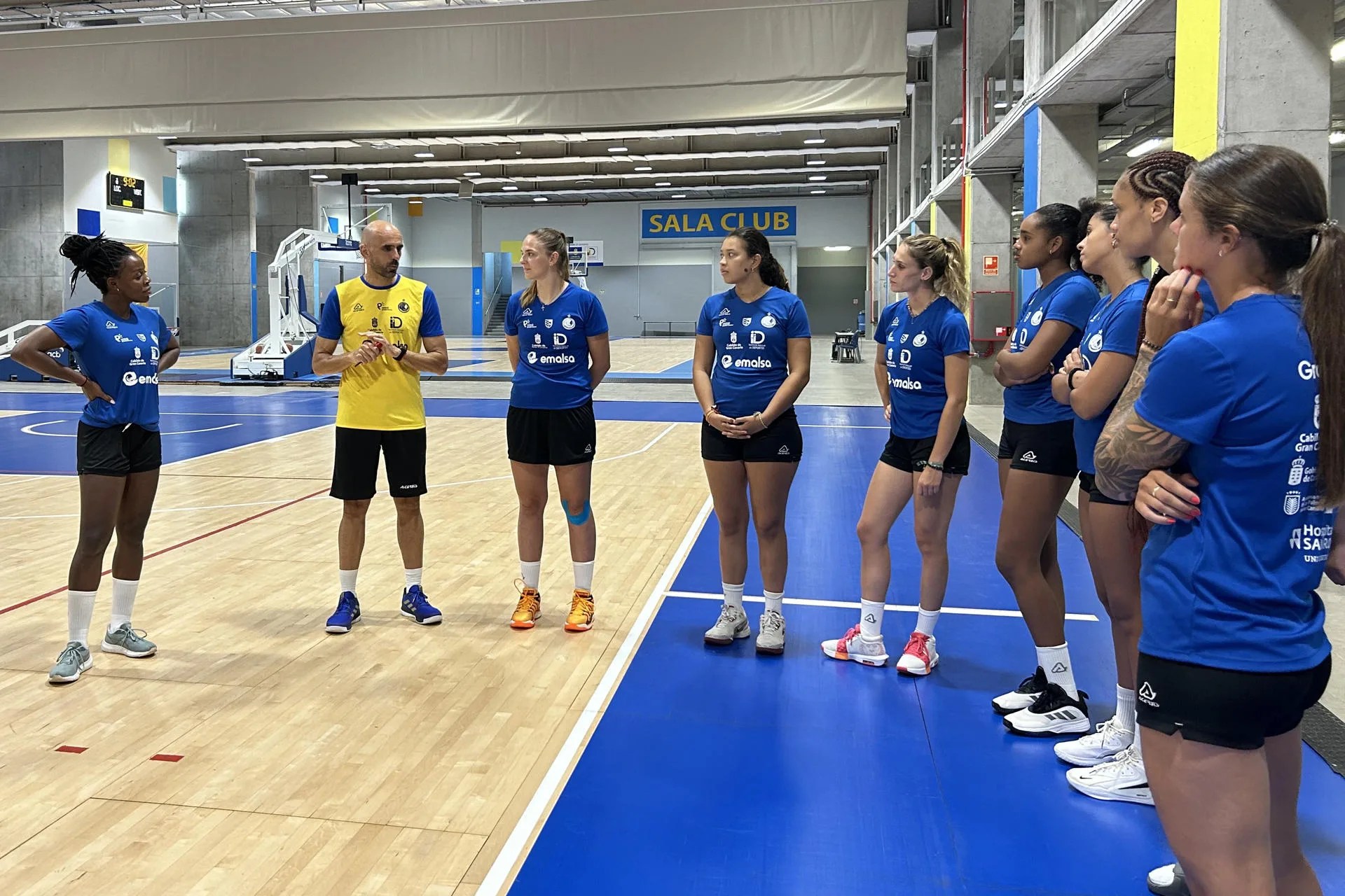 El Hidramar Emalsa Gran Canaria ha regresado este lunes al trabajo con aires renovados y "la ilusión de conseguir títulos a flor de piel" tras un mercado intenso en el que han tenido que renovar prácticamente toda la plantilla de cara a la temporada 2025/2026. EFE/Pablo Herrera