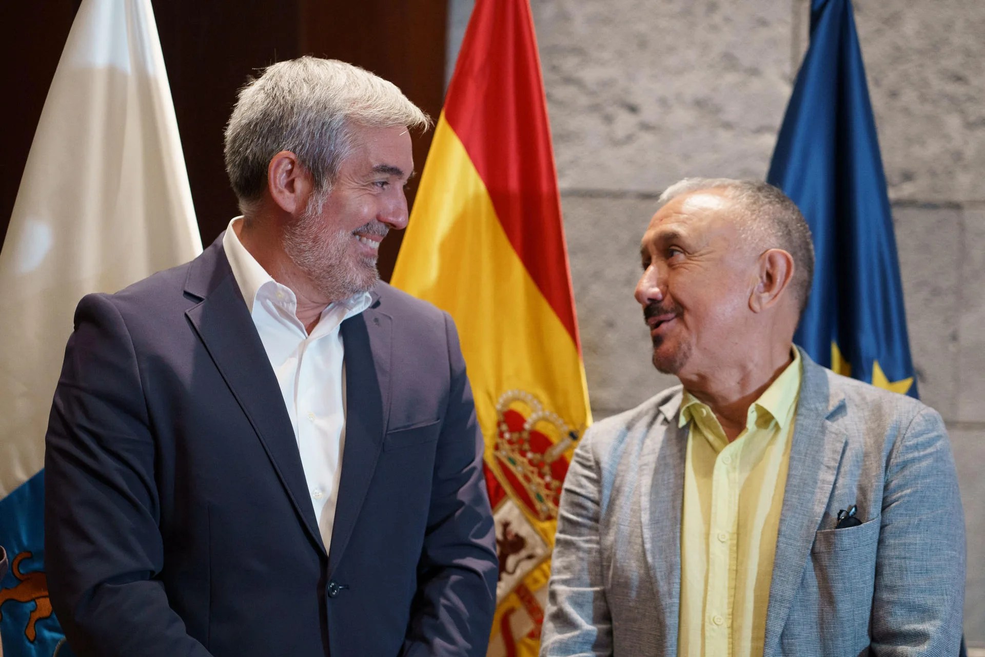 El presidente de Canarias, Fernando Clavijo, (i) y el secretario general de UGT, Pepe Álvarez, (d) durante su reunión en Tenerife. EFE/Ramón de la Rocha