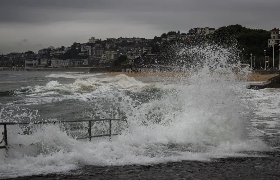 Vista del acceso a la playa de Ondarreta de San Sebastián este martes.