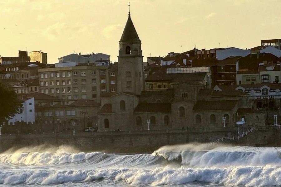 Bandera roja a última hora de la tarde en la playa de San Lorenzo