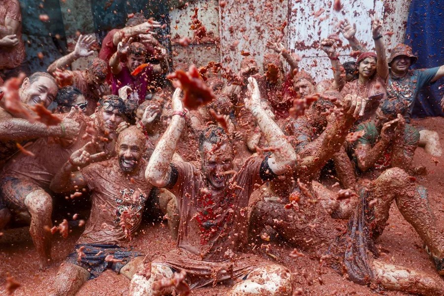 Con una munición festiva de 120.000 kilos de tomate, Buñol se sumerge un año más en su Tomatina.