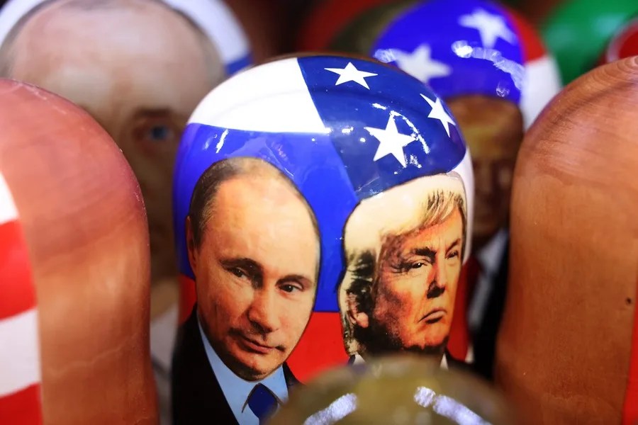 Muñecas rusas tradicionales de madera Matryoshka que representan al presidente ruso Vladimir Putin (izq.) y al presidente estadounidense Donald Trump (der.) se exhiben para su venta en un mercado