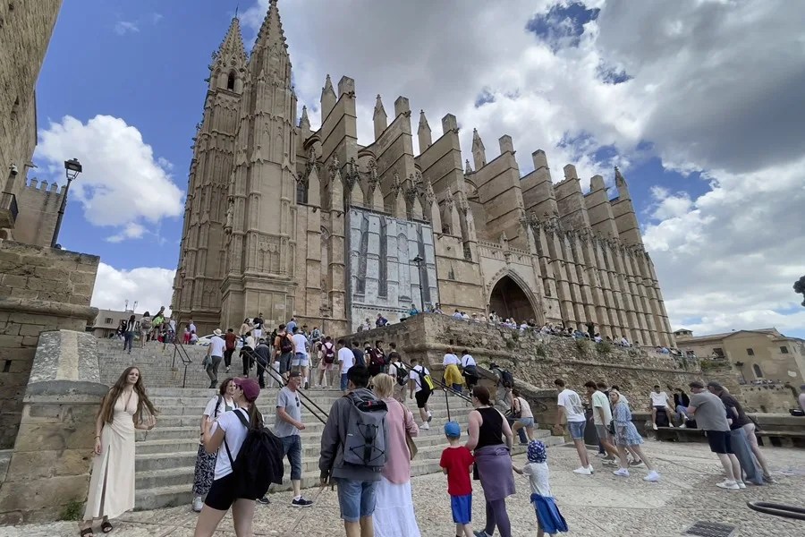 Varios turistas visitan la catedral de Palma